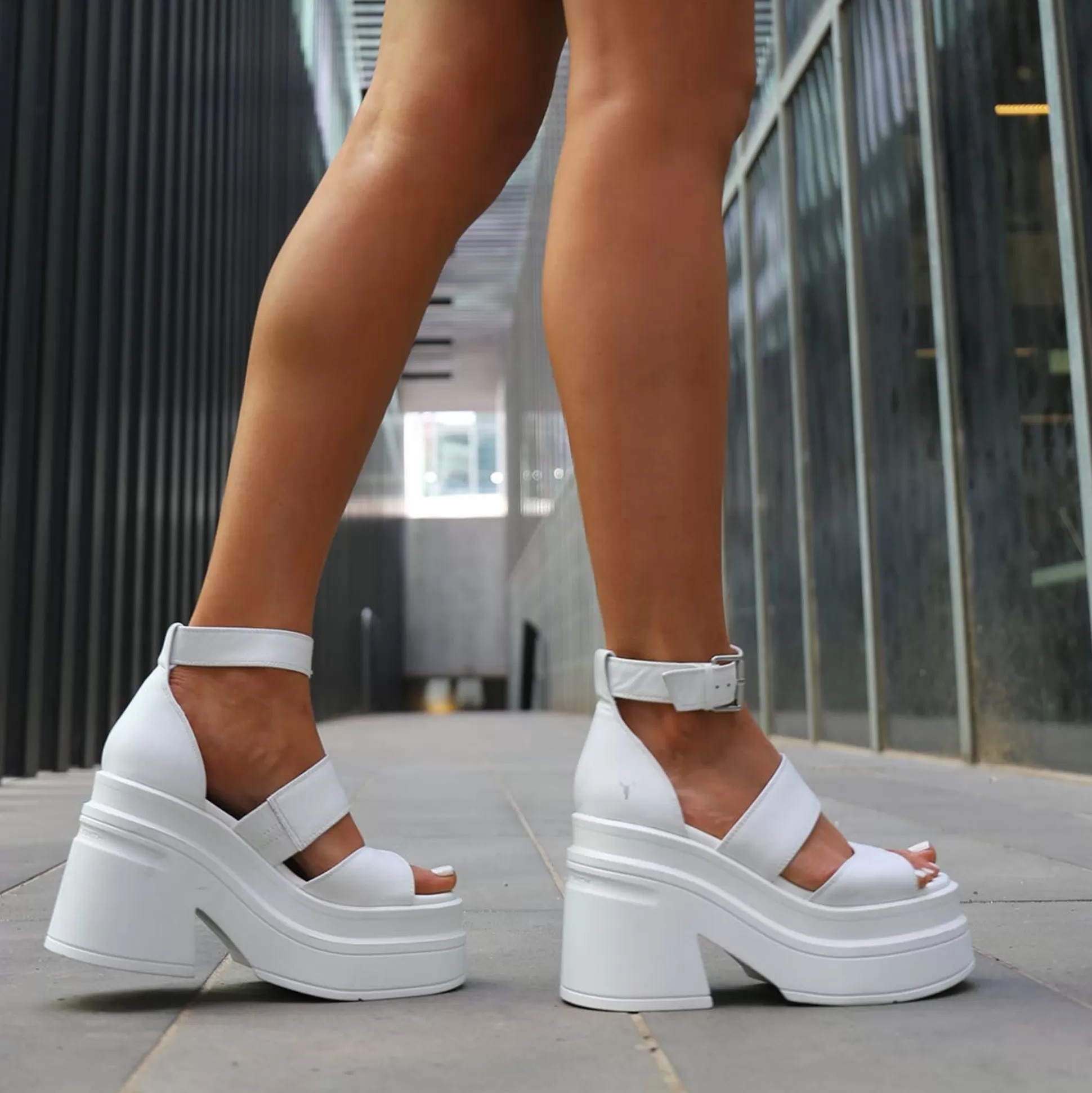 Woman Windsor Smith Platform Heels*Match White Leather Sandal